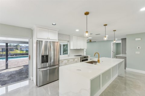 Casa en venta en Cape Coral, Florida, 3 dormitorios, 166.2 m2 № 1862119 - foto 10