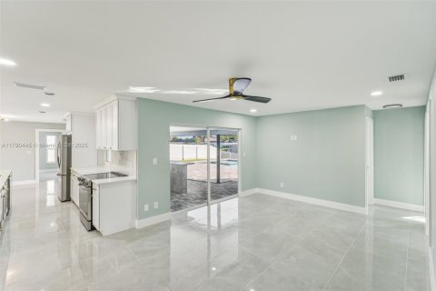 Casa en venta en Cape Coral, Florida, 3 dormitorios, 166.2 m2 № 1862119 - foto 18