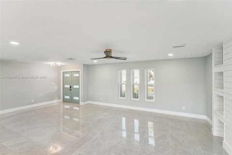 Casa en venta en Cape Coral, Florida, 3 dormitorios, 166.2 m2 № 1862119 - foto 6