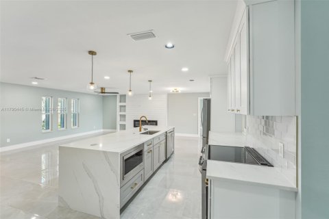Casa en venta en Cape Coral, Florida, 3 dormitorios, 166.2 m2 № 1862119 - foto 11