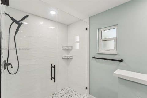 Casa en venta en Cape Coral, Florida, 3 dormitorios, 166.2 m2 № 1862119 - foto 28