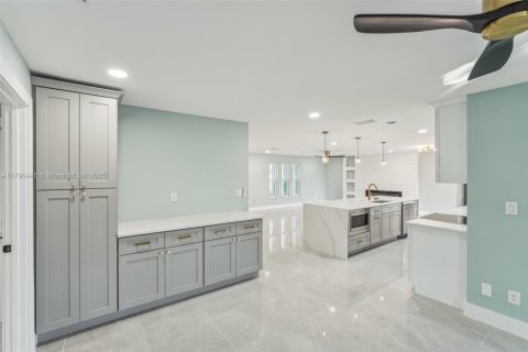 Casa en venta en Cape Coral, Florida, 3 dormitorios, 166.2 m2 № 1862119 - foto 13