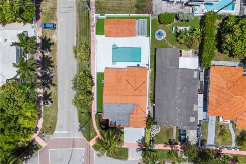 House in Miami Beach, Florida 4 bedrooms, 163.51 sq.m. № 1888304 - photo 12
