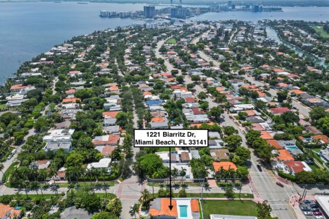 House in Miami Beach, Florida 4 bedrooms, 163.51 sq.m. № 1888304 - photo 15