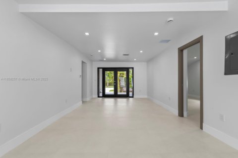 House in Miami Beach, Florida 4 bedrooms, 163.51 sq.m. № 1888304 - photo 21