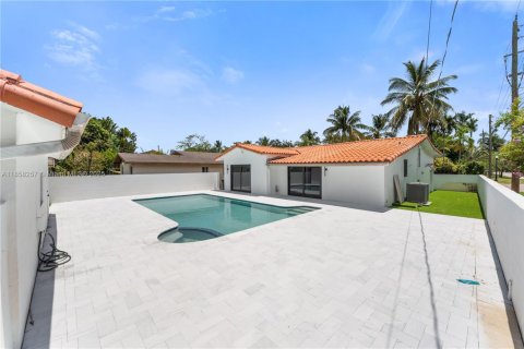 House in Miami Beach, Florida 4 bedrooms, 163.51 sq.m. № 1888304 - photo 2
