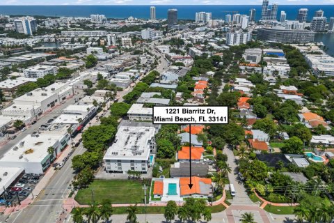 House in Miami Beach, Florida 4 bedrooms, 163.51 sq.m. № 1888304 - photo 17