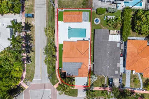 House in Miami Beach, Florida 4 bedrooms, 163.51 sq.m. № 1888304 - photo 13