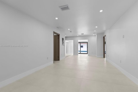 House in Miami Beach, Florida 4 bedrooms, 163.51 sq.m. № 1888304 - photo 18