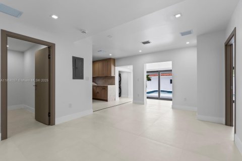House in Miami Beach, Florida 4 bedrooms, 163.51 sq.m. № 1888304 - photo 20