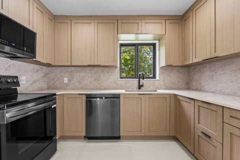 House in Miami Beach, Florida 4 bedrooms, 163.51 sq.m. № 1888304 - photo 22