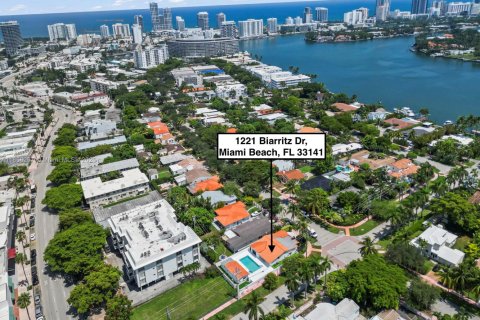 House in Miami Beach, Florida 4 bedrooms, 163.51 sq.m. № 1888304 - photo 16