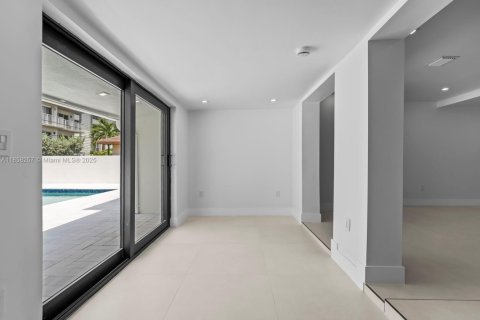 House in Miami Beach, Florida 4 bedrooms, 163.51 sq.m. № 1888304 - photo 24