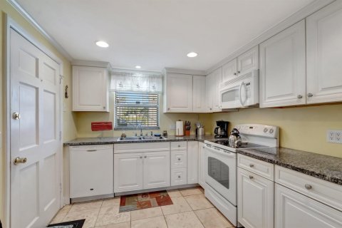 Condo in Ocean Ridge, Florida, 2 bedrooms № 2146713 - photo 16