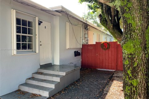 House in Miami, Florida 1 bedroom № 1972031 - photo 2