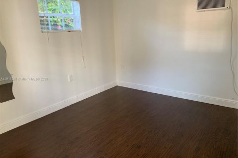 House in Miami, Florida 1 bedroom № 1972031 - photo 13
