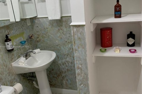 House in Miami, Florida 1 bedroom № 1972031 - photo 8