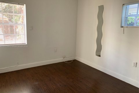 House in Miami, Florida 1 bedroom № 1972031 - photo 12