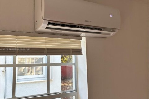 House in Miami, Florida 1 bedroom № 1972031 - photo 11