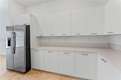 House in Miramar, Florida 3 bedrooms, 190.17 sq.m. № 2044389 - photo 11