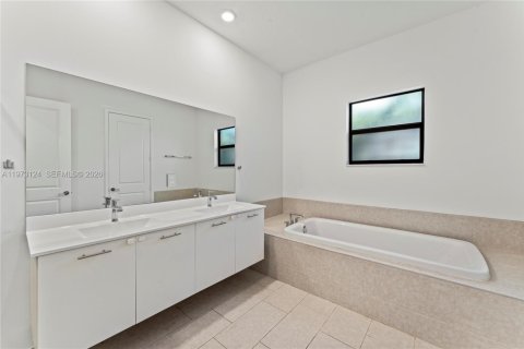 House in Miramar, Florida 3 bedrooms, 190.17 sq.m. № 2044389 - photo 23