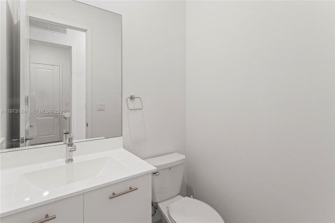 House in Miramar, Florida 3 bedrooms, 190.17 sq.m. № 2044389 - photo 22