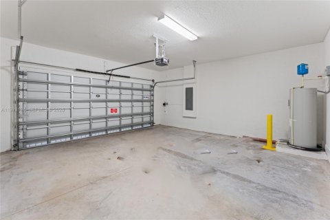 House in Miramar, Florida 3 bedrooms, 190.17 sq.m. № 2044389 - photo 27