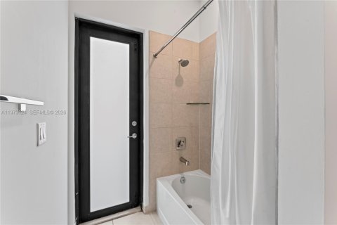 House in Miramar, Florida 3 bedrooms, 190.17 sq.m. № 2044389 - photo 21