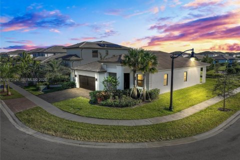 House in Miramar, Florida 3 bedrooms, 190.17 sq.m. № 2044389