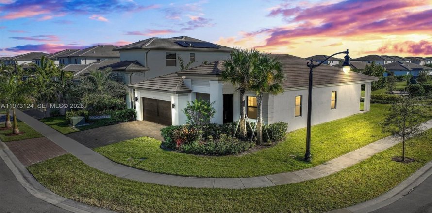 House in Miramar, Florida 3 bedrooms, 190.17 sq.m. № 2044389