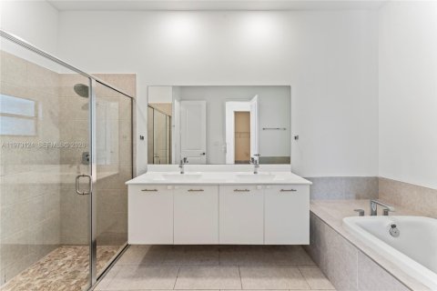 House in Miramar, Florida 3 bedrooms, 190.17 sq.m. № 2044389 - photo 25