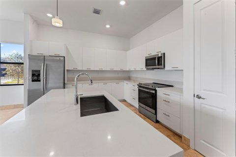 House in Miramar, Florida 3 bedrooms, 190.17 sq.m. № 2044389 - photo 12