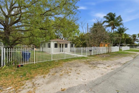 House in Miami, Florida 2 bedrooms, 82.13 sq.m. № 2043309 - photo 2