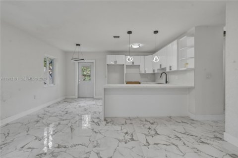 House in Miami, Florida 2 bedrooms, 82.13 sq.m. № 2043309 - photo 6