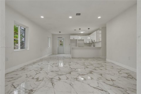 House in Miami, Florida 2 bedrooms, 82.13 sq.m. № 2043309 - photo 3