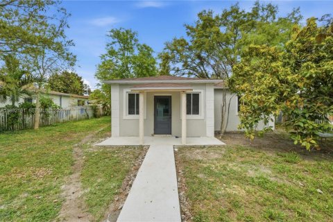 House in Miami, Florida 2 bedrooms, 82.13 sq.m. № 2043309