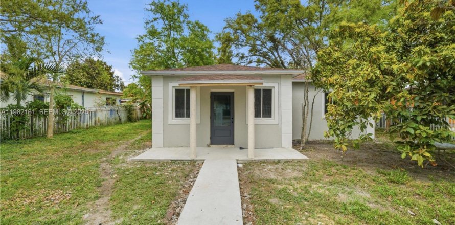 House in Miami, Florida 2 bedrooms, 82.13 sq.m. № 2043309