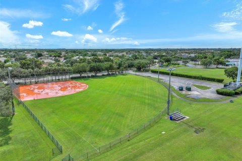 Купить виллу или дом в Пемброк-Пайнс, Флорида 3 спальни, 146.97м2, № 2028214 - фото 27