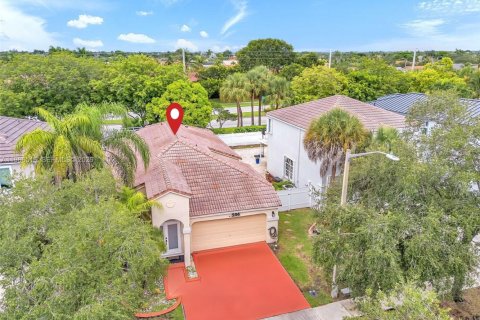 Купить виллу или дом в Пемброк-Пайнс, Флорида 3 спальни, 146.97м2, № 2028214 - фото 2