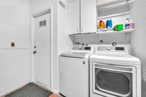 Купить виллу или дом в Пемброк-Пайнс, Флорида 3 спальни, 146.97м2, № 2028214 - фото 23