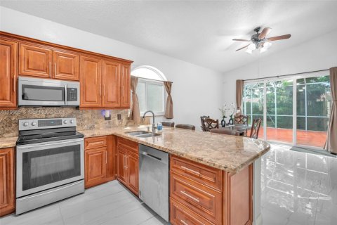 Купить виллу или дом в Пемброк-Пайнс, Флорида 3 спальни, 146.97м2, № 2028214 - фото 18