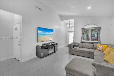 Купить виллу или дом в Пемброк-Пайнс, Флорида 3 спальни, 146.97м2, № 2028214 - фото 8