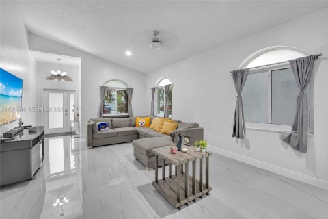 Купить виллу или дом в Пемброк-Пайнс, Флорида 3 спальни, 146.97м2, № 2028214 - фото 6