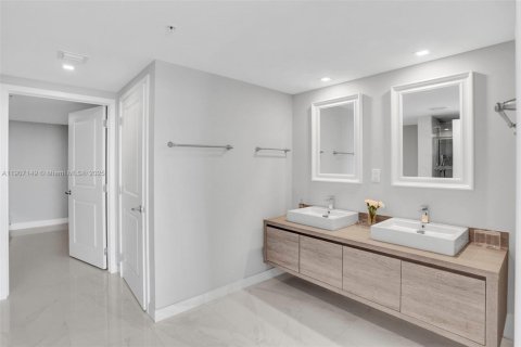 Купить кондоминиум в Санни-Айлс-Бич, Флорида 2 спальни, 146.69м2, № 1967091 - фото 28