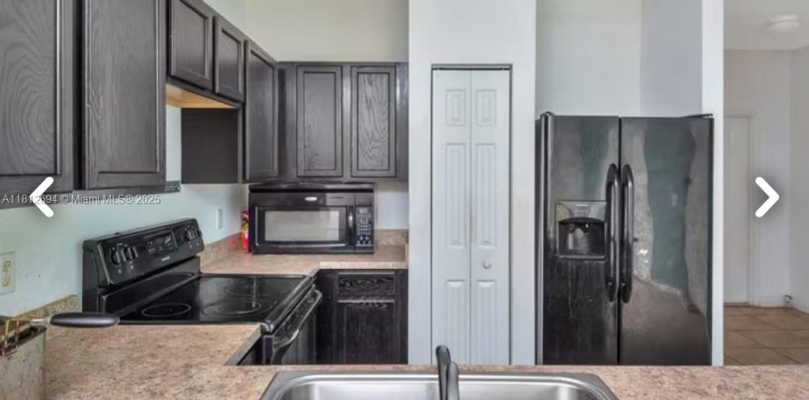 Townhouse in Lauderdale Lakes, Florida 3 bedrooms, 148.27 sq.m. № 1766658