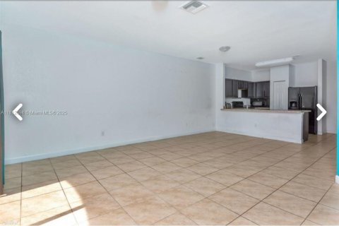 Townhouse in Lauderdale Lakes, Florida 3 bedrooms, 148.27 sq.m. № 1766658 - photo 2