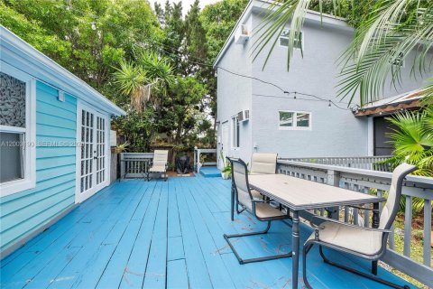 House in Oakland Park, Florida 2 bedrooms, 55 sq.m. № 2069342 - photo 11