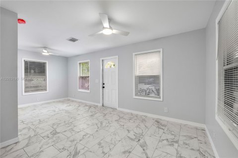 House in Oakland Park, Florida 2 bedrooms, 55 sq.m. № 2069342 - photo 4