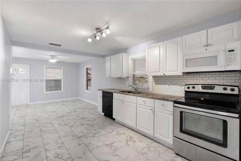 House in Oakland Park, Florida 2 bedrooms, 55 sq.m. № 2069342 - photo 5