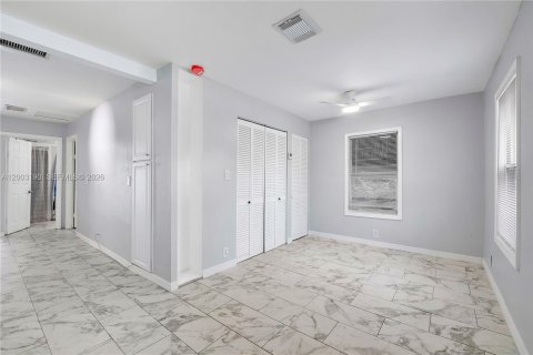 House in Oakland Park, Florida 2 bedrooms, 55 sq.m. № 2069342 - photo 6